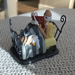 Hallmark Nightmare Before Christmas Ornamenf Figurine Reading in Bed